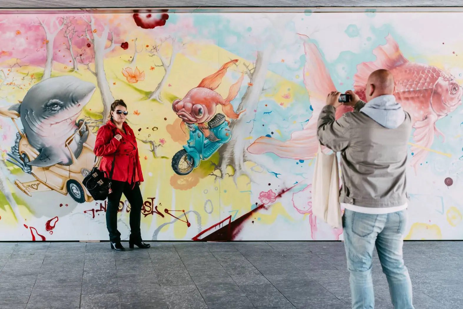 Signals Under Traffic - Mensch vor Kunstwerk wird fotografiert. Foto: Ines Janas © 2016